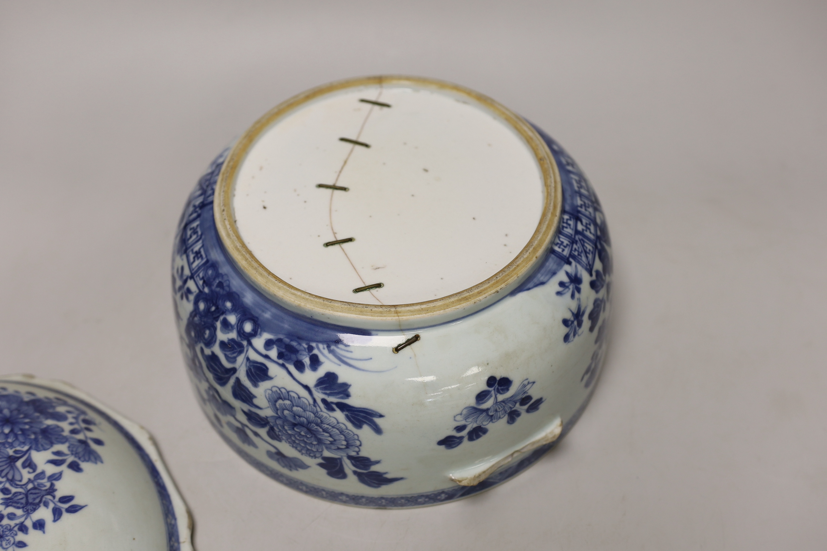 An 18th century Chinese blue and white bowl and cover, a/f, 19cm high